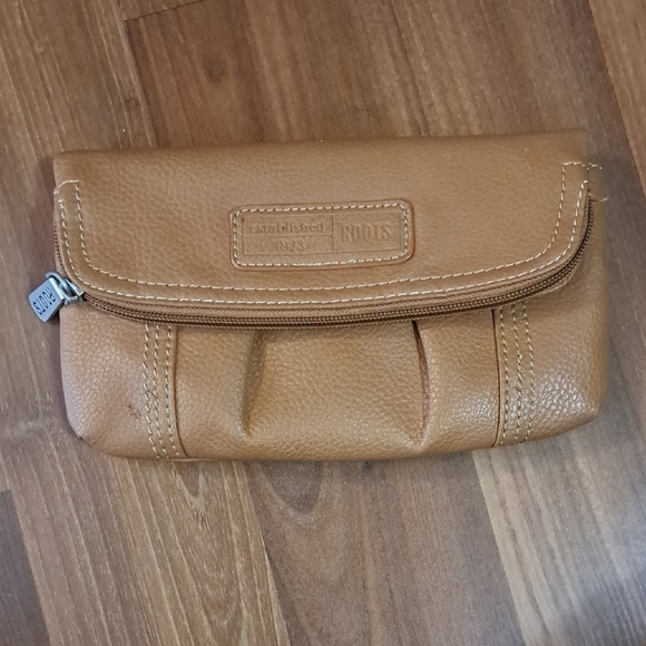 Roots Handbags - Roots Camel Leather Wristlet